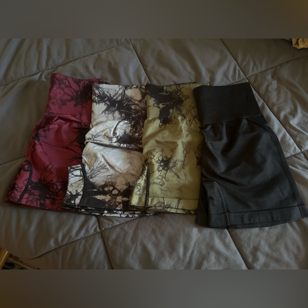 Women’s high-waisted workout shorts - size medium - 4 pack - Picture 5 of 6